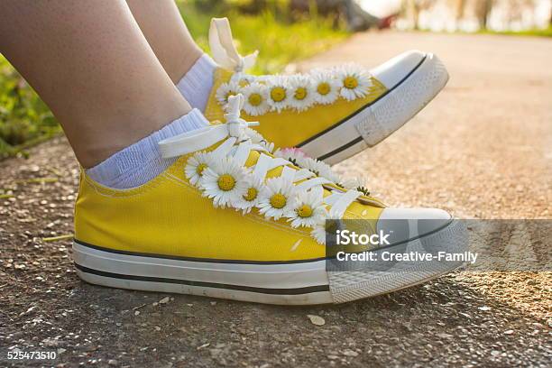 Gelbe Sneaker Mit Gänseblümchen Stockfoto und mehr Bilder von Asphalt - Asphalt, Bildhintergrund, Blume