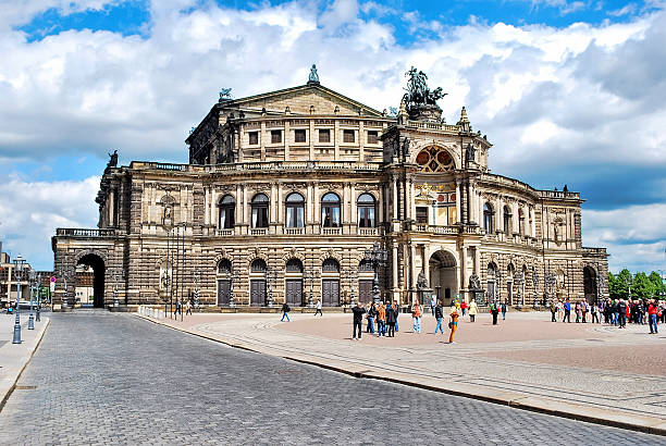 opera house w dreźnie. - opera house semper opera house statue theaterplatz zdjęcia i obrazy z banku zdjęć