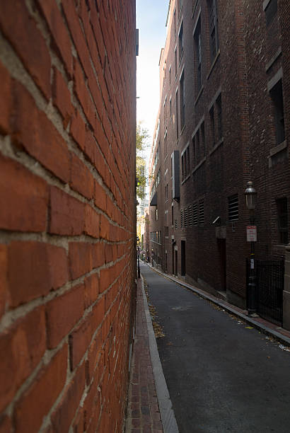 istock Narrow alley in Boston 525486972