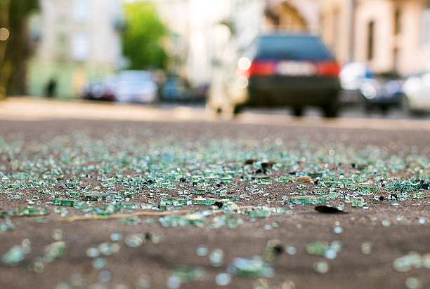 scherben auto glas auf der straße - unfall ereignis mit verkehrsmittel stock-fotos und bilder