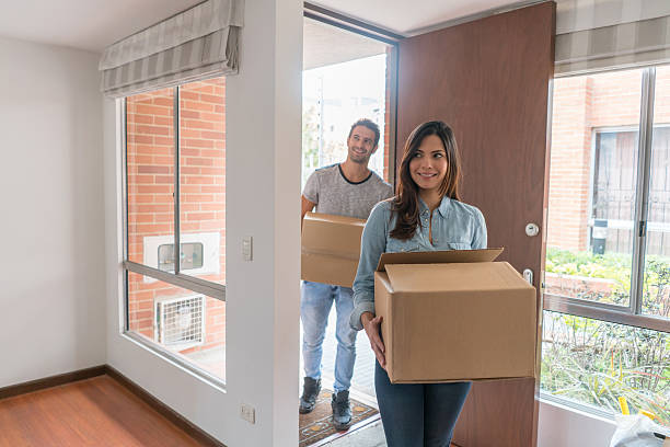 istock Couple moving to a new house 525489280