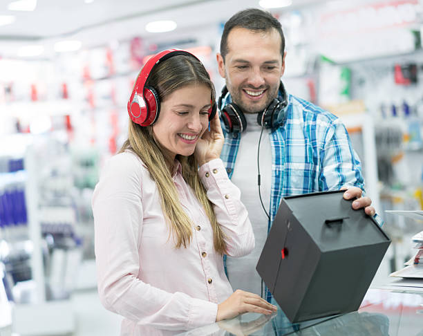 istock Couple shopping for electronics at a tech store 525491224