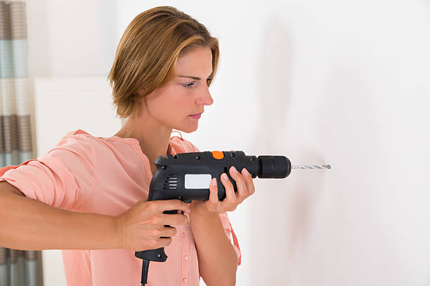 kobieta, dokonywanie dziura z wiertarka do - drill repairing installing home improvement zdjęcia i obrazy z banku zdjęć