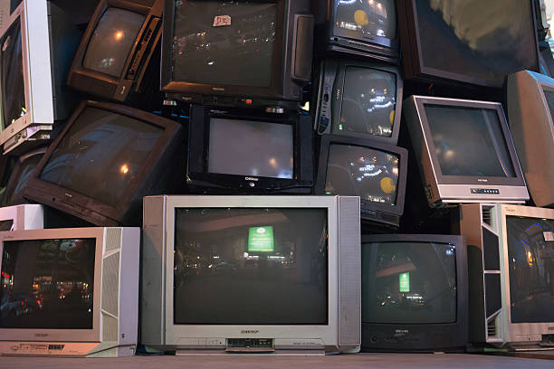 pile de vieux téléviseurs - tv box photos et images de collection