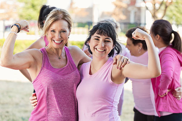 mujeres flexión de sus músculos en caridad raza - flexing muscles fotos fotografías e imágenes de stock