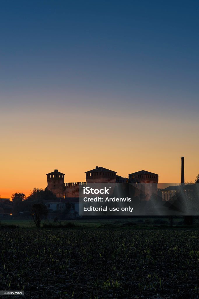 Italiano Castello medievale di Soncino al tramonto - Foto stock royalty-free di Ambientazione esterna