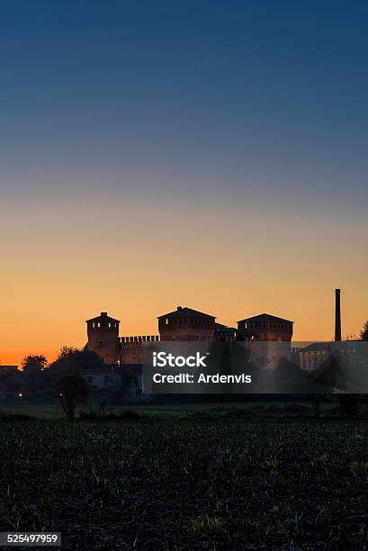 Italiano Castello Medievale Di Soncino Al Tramonto - Fotografie stock e altre immagini di Ambientazione esterna - Ambientazione esterna, Antico - Condizione, Architettura