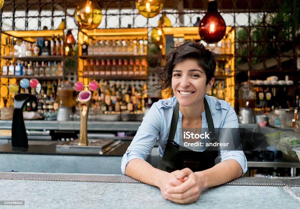 Barman working at a bar - 免版稅生意主人圖庫照片