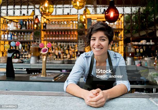 Barman Working At A Bar 照片檔及更多 生意主人 照片 - 生意主人, 酒保, 餐廳