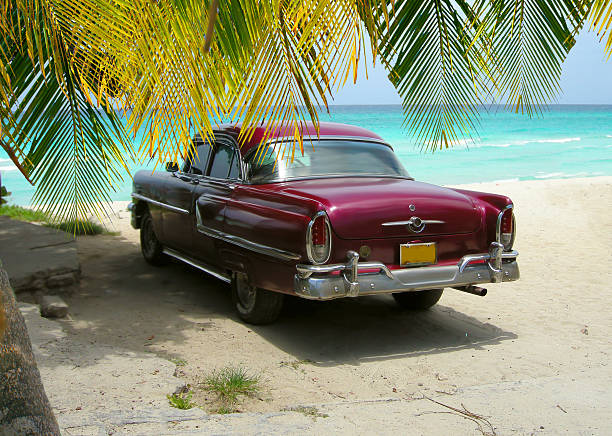 cuba de playa clásico y palms - varadero beach fotografías e imágenes de stock