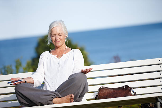 relaks z niektórych spokojnej muzyki - spirituality yoga zen like meditating zdjęcia i obrazy z banku zdjęć