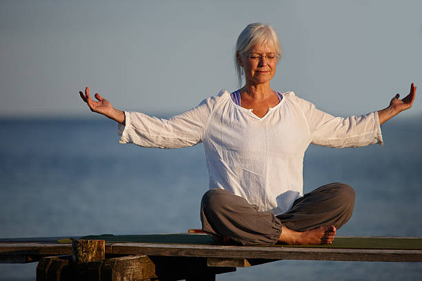 torne-se calmo como o oceano - zen like nature breathing exercise sitting imagens e fotografias de stock