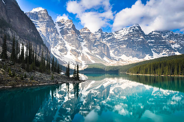 moraine lake, montañas rocosas, canadá - lake scenic fotografías e imágenes de stock