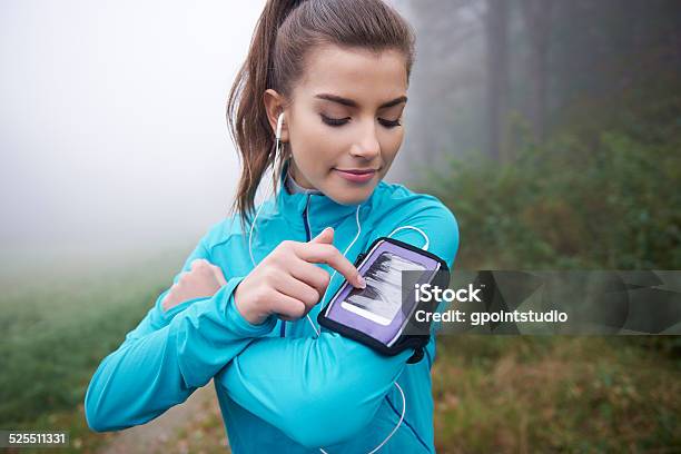 Moderne Anwendung Für Läufer Auf Dem Mobiltelefon Stockfoto und mehr Bilder von Aktiver Lebensstil - Aktiver Lebensstil, Aktivitäten und Sport, Anstrengung