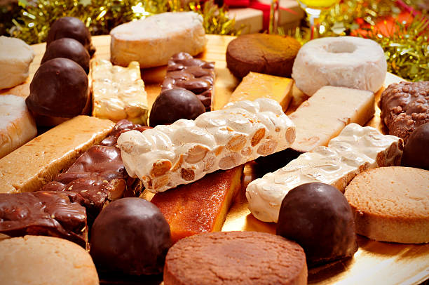 turron, mantecados y polvorones, típico de navidad dulces en s - chocolate candy fotos fotografías e imágenes de stock