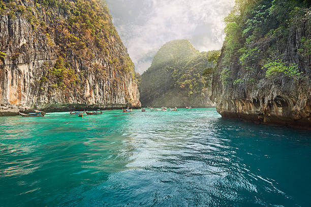 остров пхи-пхи, провинция краби, таиланд. - thailand beach nautical vessel phuket province стоковые фото и изображения