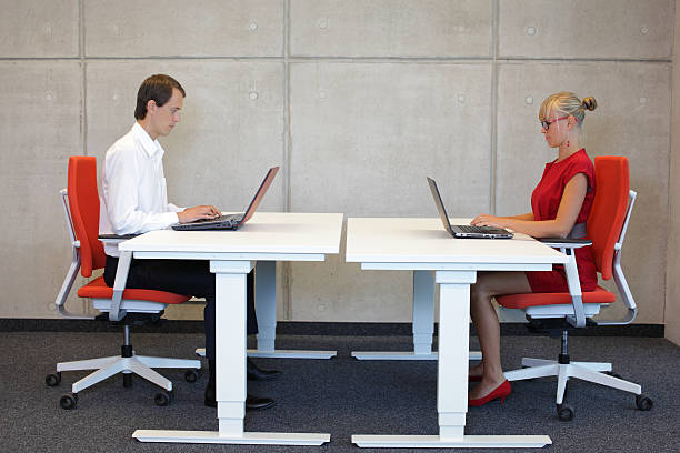 business-mann und die frau sitzt am computer die richtige körperhaltung. - ergonomische tastatur stock-fotos und bilder