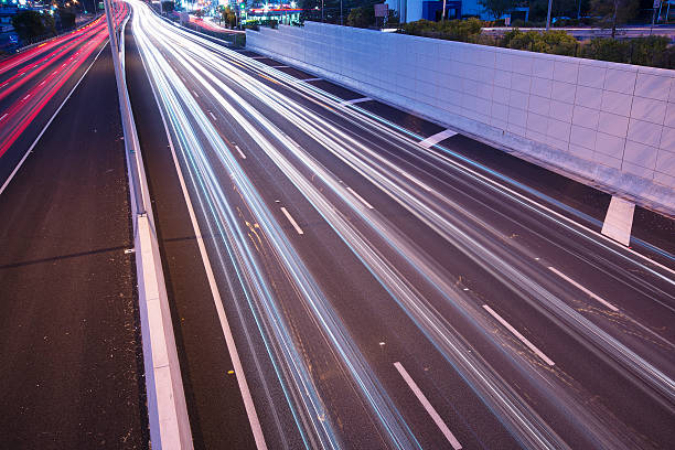 viaje en automóvil de la autopista m1 pacific motorway en brisbane - m1 fotografías e imágenes de stock