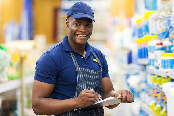 afroamericana de compras asistente de stock - empleado de archivo fotografías e imágenes de stock