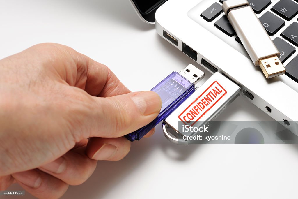 機密 USB フラッシュドライブ接続 - USBスティックのロイヤリティフリース��トックフォト