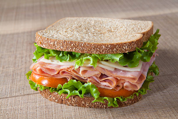 sandwich au jambon - toast portion club sandwich cafe photos et images de collection