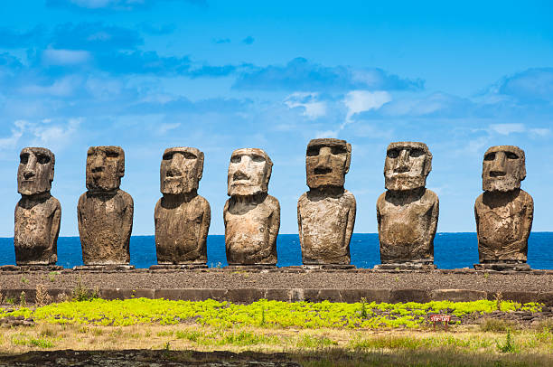 moais de ahu tongariki, ilha de páscoa (chile) - polynesia moai statue island chile imagens e fotografias de stock