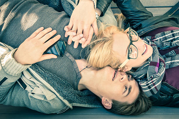 hipster pareja en el amor que descansan en madera - couple old fashioned hipster holding hands fotografías e imágenes de stock