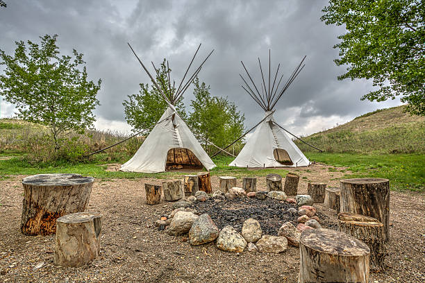 tepee da un focolare - wigwam tent north american tribal culture indigenous culture foto e immagini stock