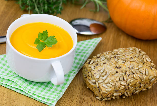 leckere gemüsecremesuppe - kräftig imagens e fotografias de stock