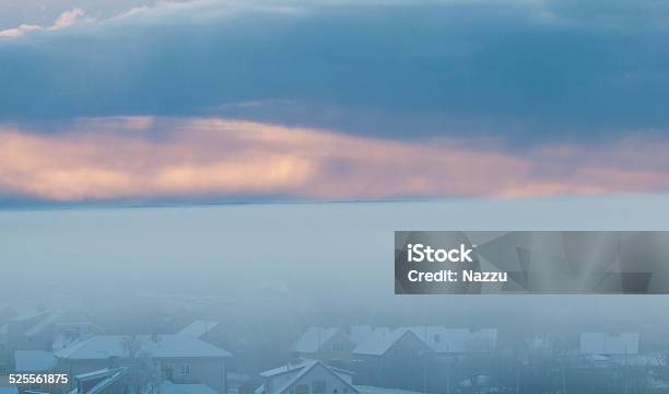 Niebla De Invierno Foto de stock y más banco de imágenes de Aire libre - Aire libre, Ajardinado, Arriba de