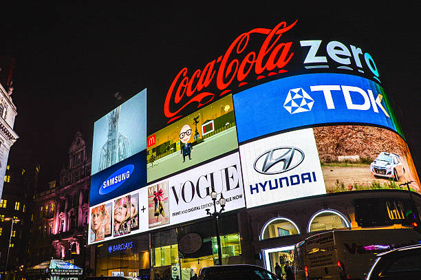 london piccadilly durante la noche - billboard advertisement built structure urban scene fotografías e imágenes de stock