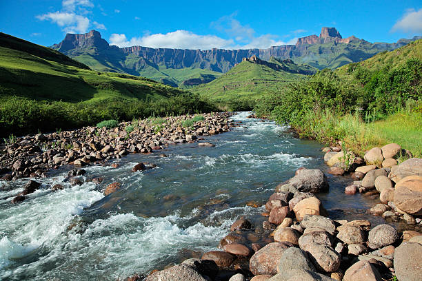 montaña del dragón montañas - tugela river fotografías e imágenes de stock