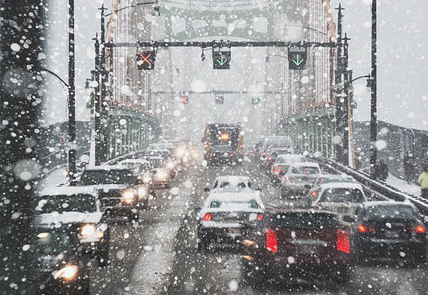 pognajcie godzinę blizzard - snowing driving traffic car zdjęcia i obrazy z banku zdjęć