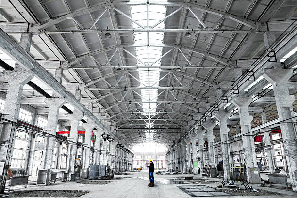 interior de um edifício industrial - warehouse factory diminishing perspective vanishing point - fotografias e filmes do acervo
