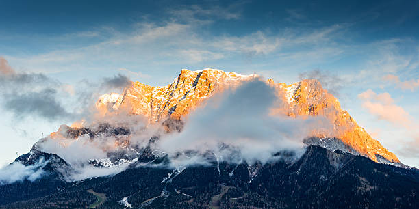 mountain kette wetterstein in tirol mit beleuchteten summit bei sonnenuntergang - zugspitze mountain bavaria mountain ehrwald stock-fotos und bilder