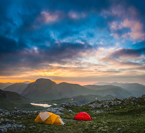 colorate tende campeggio in montagna tramonto idilliaco distretto dei laghi, regno unito - langdale pikes panoramic english lake district cumbria foto e immagini stock