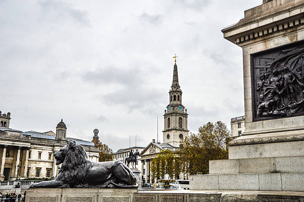 trafalgar square ulica w londynie w ciągu dnia - large transportation bridge famous place zdjęcia i obrazy z banku zdjęć