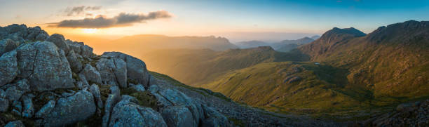 alba dorata su valli idilliaco lake district cumbria panorama - langdale pikes panoramic english lake district cumbria foto e immagini stock