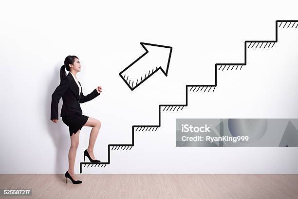 Mujer De Negocios Con Escalones Foto de stock y más banco de imágenes de Escalada - Escalada, Escaleras, Moverse hacia arriba