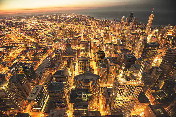 vista aerea centro città chicago di notte - chicago aerial foto e immagini stock