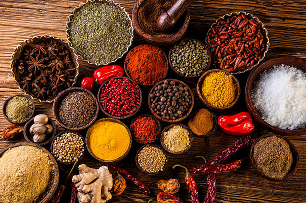 oriental hot spices on wooden table - biologisch fotos stockfoto's en -beelden