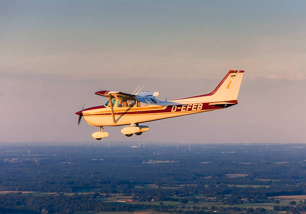 flying cessna 172-skyhawk - skyhawk fotografías e imágenes de stock