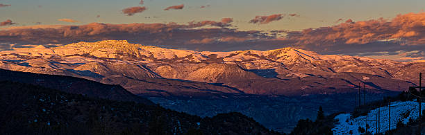 ピンクの冬の山 - copy space alpenglow winter mountain range ストックフォトと画像