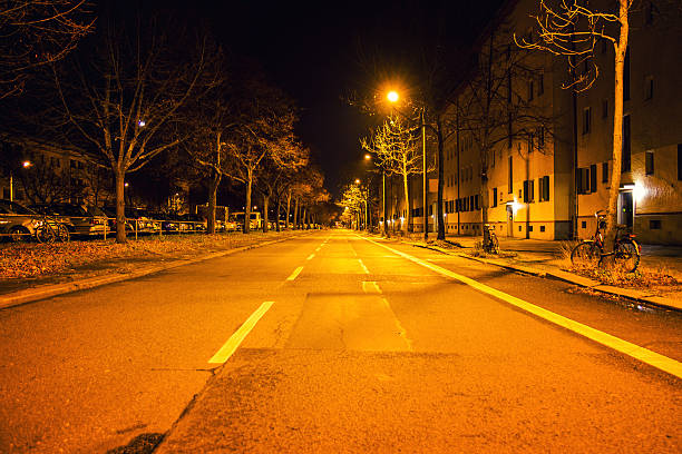 ostseestraße в пренцлауэр-берга (prenzlauer berg) в сутки - berlin germany night city motion стоковые фото и изображения