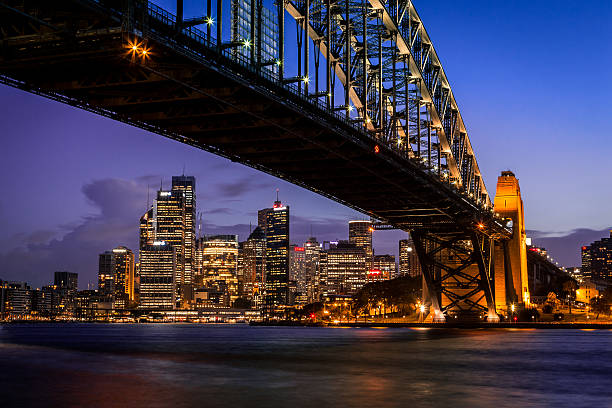 von sydney und der harbour bridge-skyline in der abenddämmerung - the rocks fotos stock-fotos und bilder