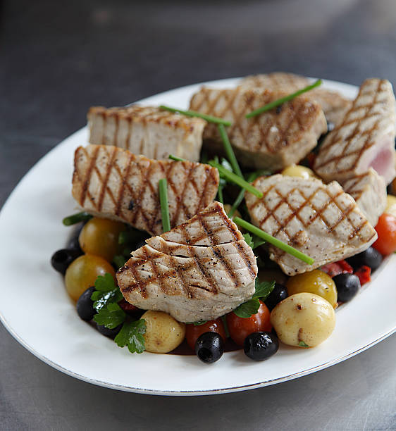 salada de atum grelhado - tuna steak tuna salad tomato - fotografias e filmes do acervo