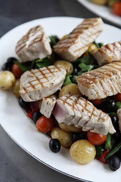 salada de atum grelhado - tuna steak tuna salad tomato - fotografias e filmes do acervo