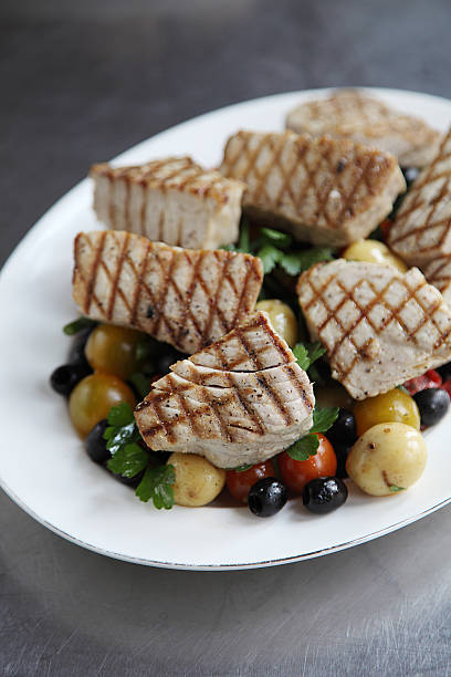 salada de atum grelhado - tuna steak tuna salad tomato - fotografias e filmes do acervo