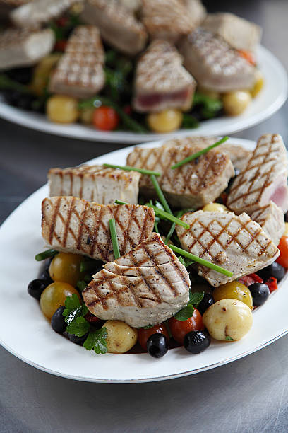 salada de atum grelhado - tuna steak tuna salad tomato - fotografias e filmes do acervo