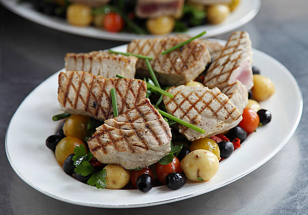 salada de atum grelhado - tuna steak tuna salad tomato - fotografias e filmes do acervo